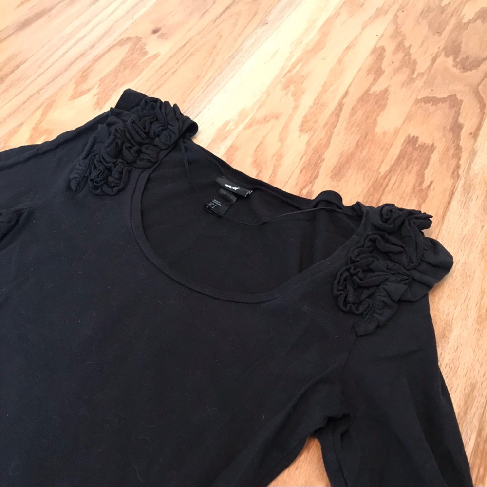 🖤 H&M Black Ruffle Shoulder Top 3/4 Length Sleeve 🖤